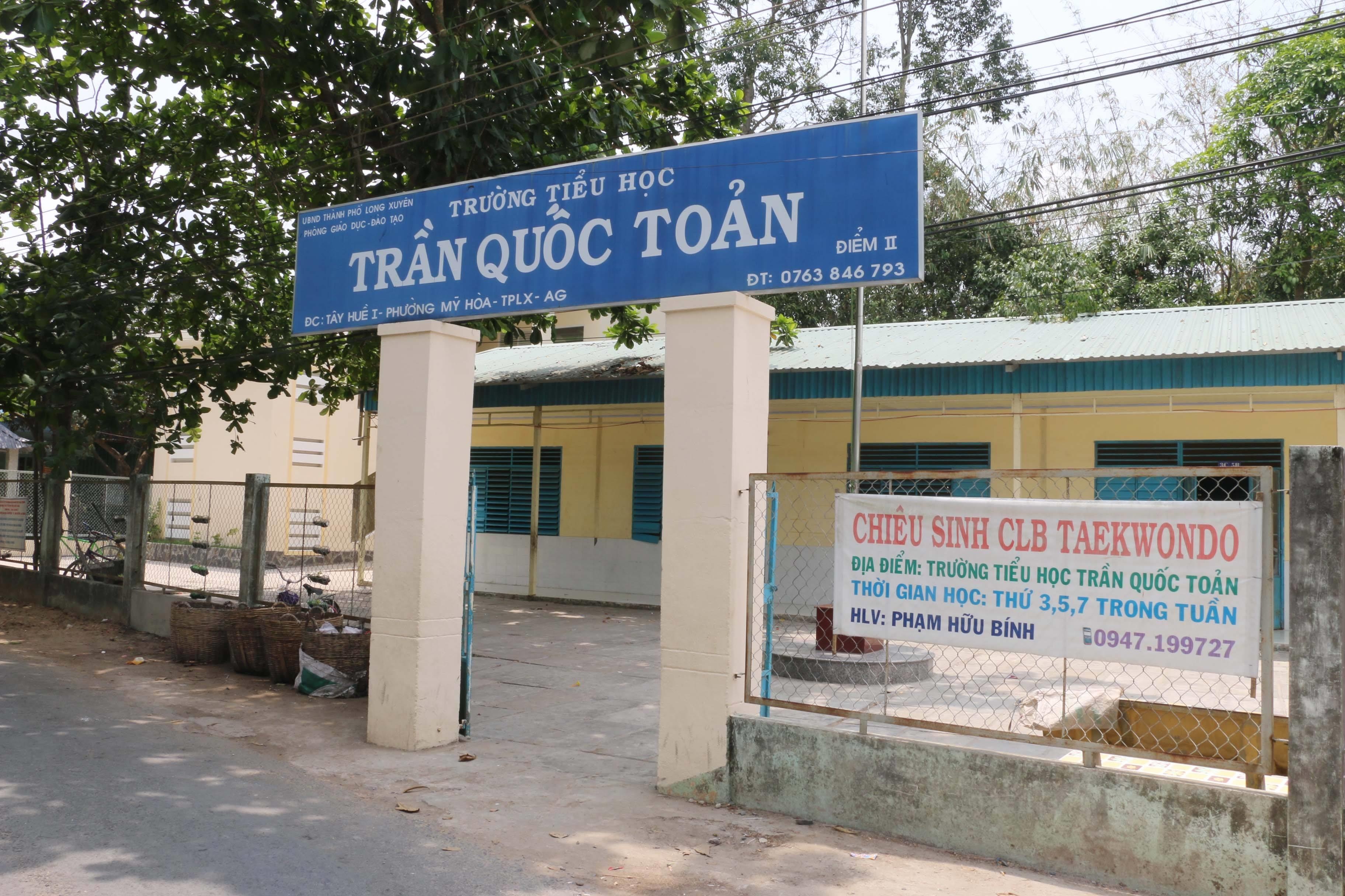 Khoi to ga dan ong dam o hang loat be gai hoc lop 1 hinh anh