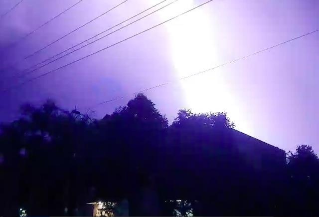 Mua dong, sam set rach ngang troi o Can Tho hinh anh