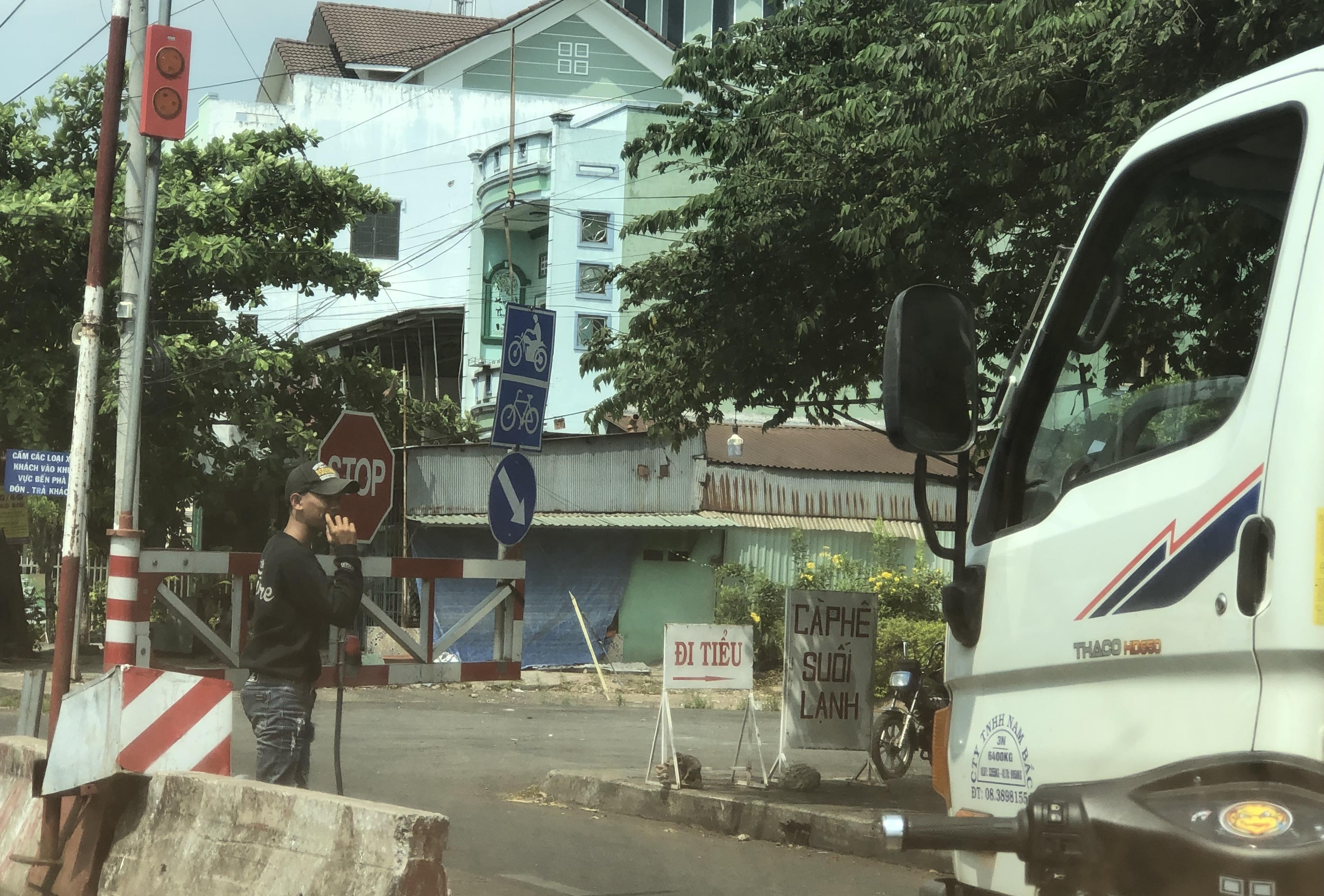 Xu phat nhom dua oto xuong pha Vam Cong de nhan tien hinh anh