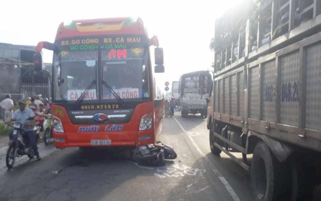 Be trai 8 tuoi bi xe khach tong tu vong tren duong den truong hinh anh