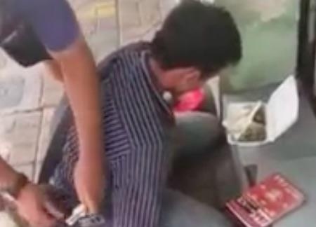 Nam thanh nien tat nguyen lam roi ve so tu choi nhan tien giup do hinh anh