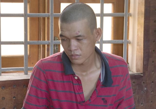 Nam thanh nien dam chet nguoi dan ong cam, diec bam sinh hinh anh