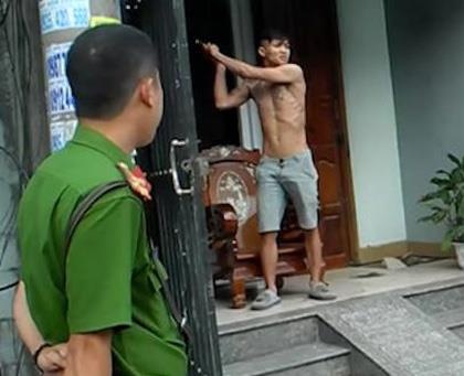 Ke ngao da chem vao dau trung uy cong an hinh anh