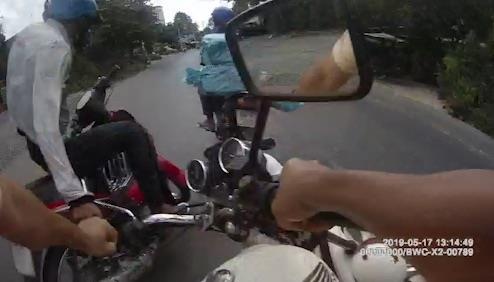 Canh sat bi xo nga tren duong truy duoi nguoi cho thuoc la lau hinh anh