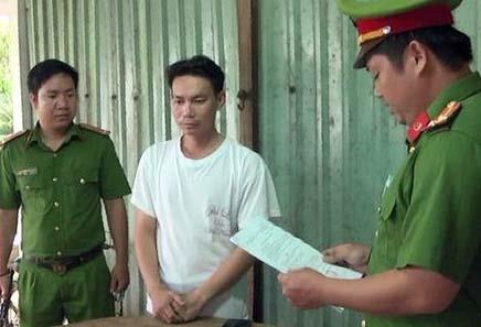 Nguoi cha bi bat vi danh con khi huong dan on bai thi hinh anh