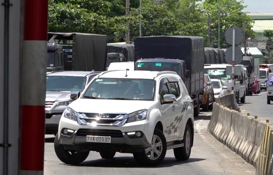 Tai xe phong toa Tram T2 hinh anh