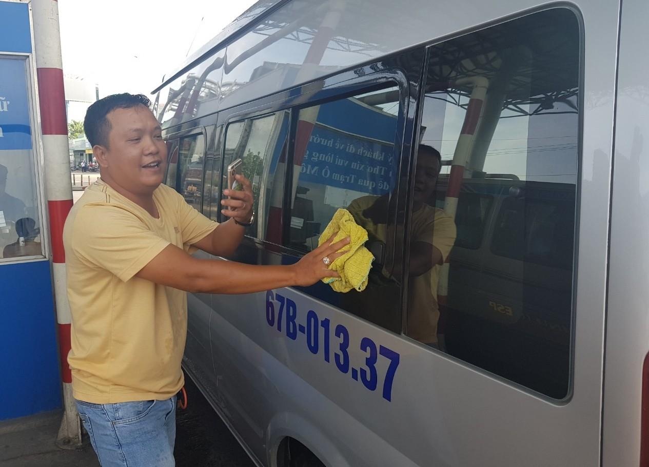 Tai xe dung xe lau kinh tai tram thu phi T2 hinh anh