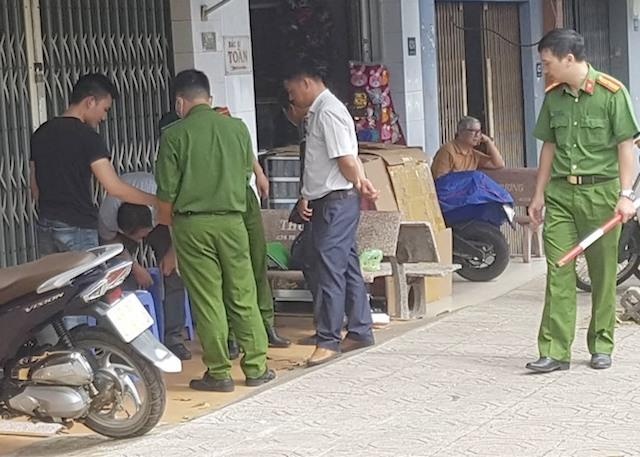 Nam thanh nien bi dam tu vong khi uong ca phe tren pho hinh anh
