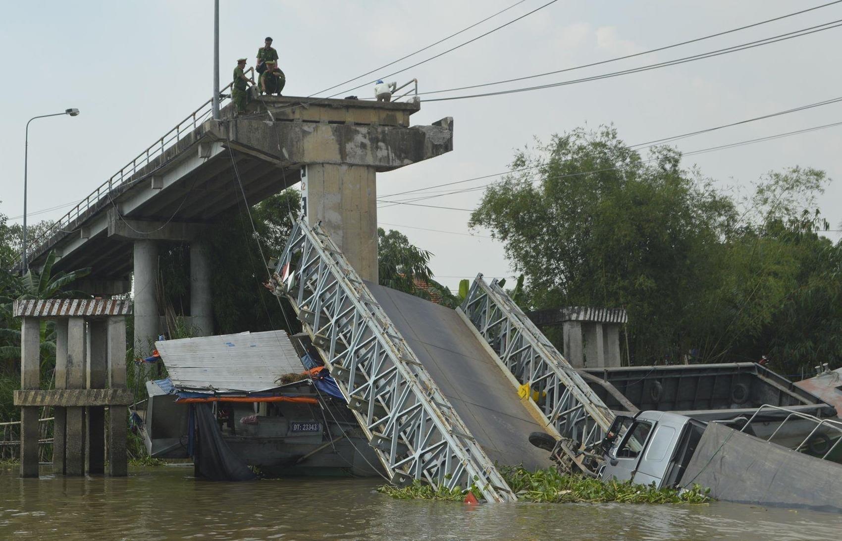 Sap cau o Dong Thap, xe tai roi xuong song hinh anh