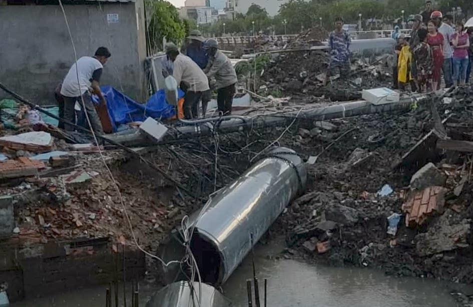 trụ điện đè chết công nhân ảnh 2 tru dien de chet cong nhan anh 2