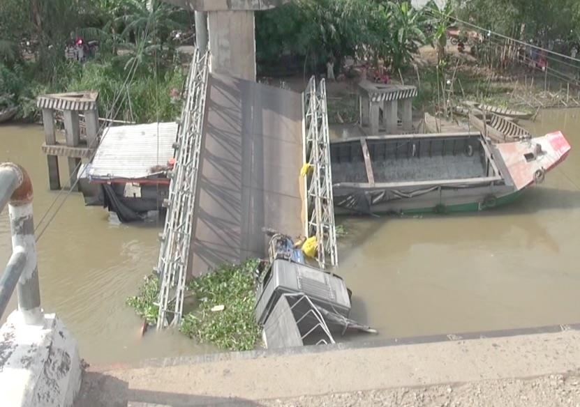 'Cau 8 tan, xe tai cho khoang 30 tan khong sap moi la' hinh anh