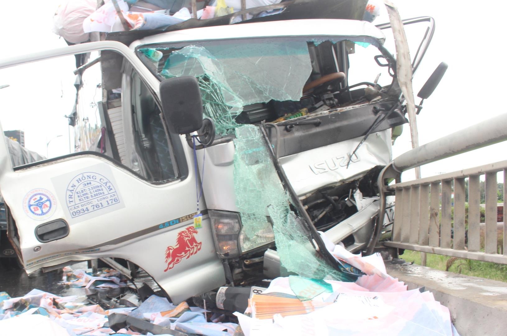 xe tai tong xe may tren cau Rach Mieu anh 1