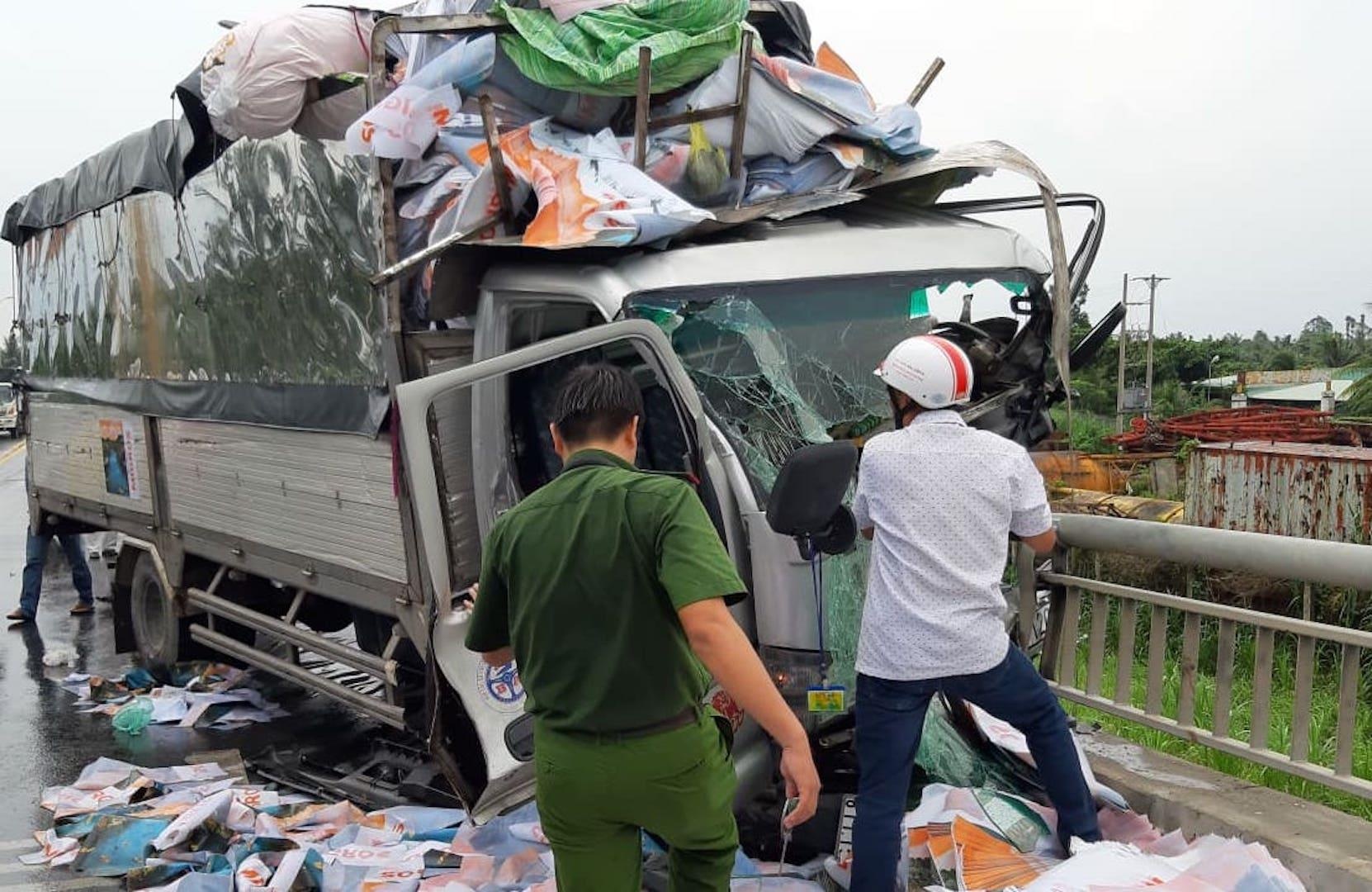 Hien truong oto cho phe lieu tong chet 2 nguoi tren cau Rach Mieu hinh anh