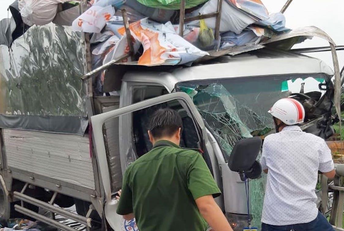 Xe tai tong xe may tren cau Rach Mieu, 2 nguoi tu vong hinh anh