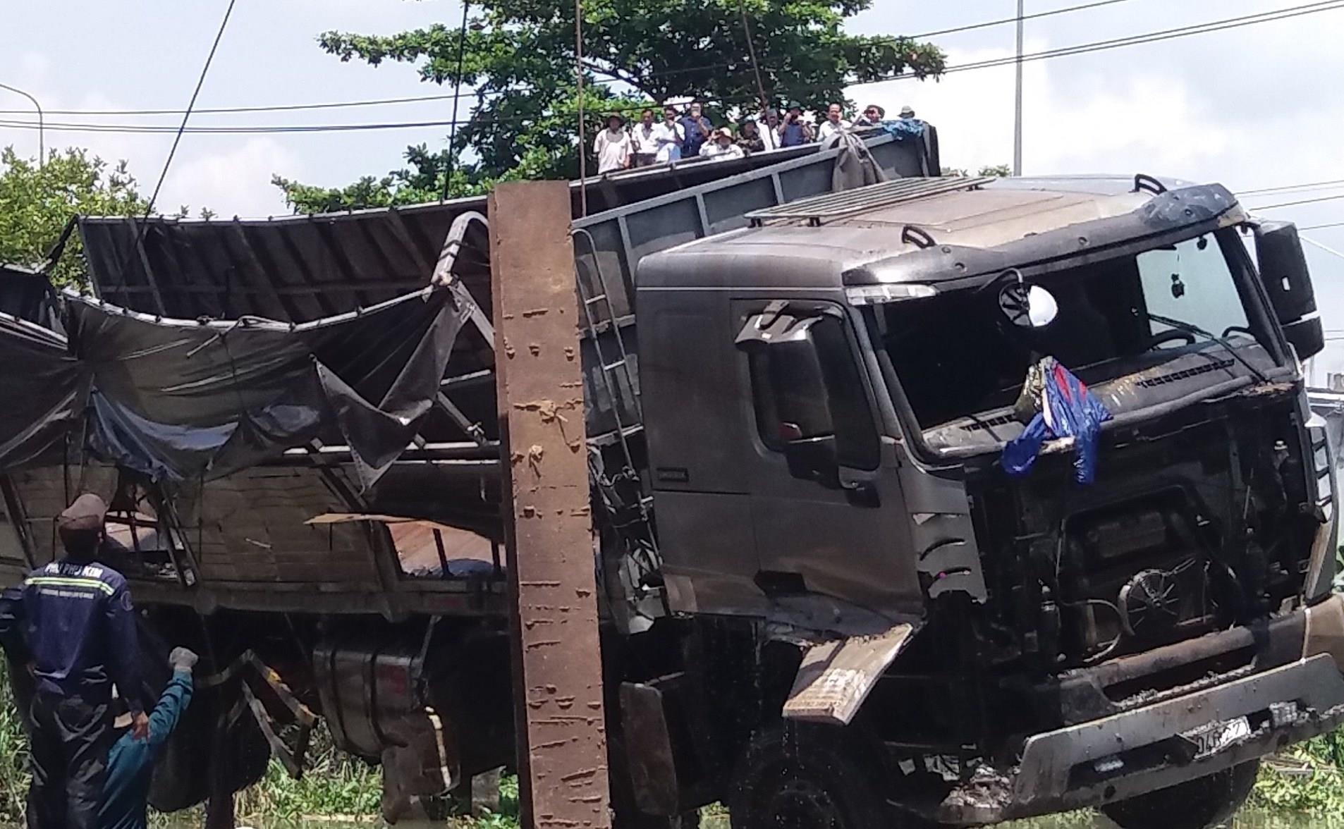 Truc vot xe tai gay sap cau Tan Nghia o Dong Thap hinh anh