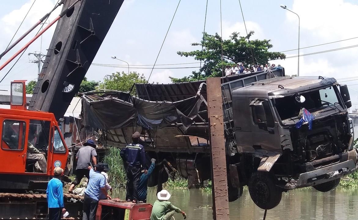 Tai xe vu sap cau Tan Nghia ra trinh dien canh sat hinh anh