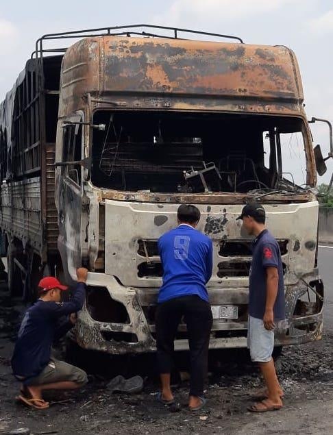 Oto tai boc chay tren cao toc anh 1