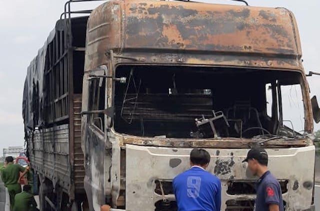 Oto tai boc chay khi luu thong tren cao toc hinh anh