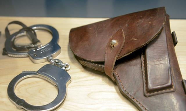 Khoi to hai can bo Cong an TP Chau Doc hinh anh