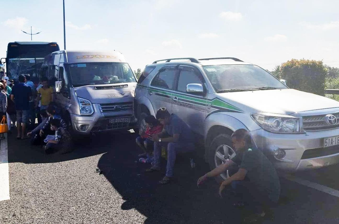 7 oto dam lien hoan, cao toc TP.HCM - Trung Luong un tac hinh anh