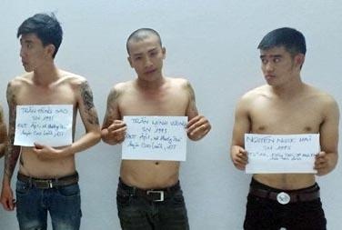 Khoi to nhom 9X tu xung canh sat hinh su danh dai uy cong an hinh anh