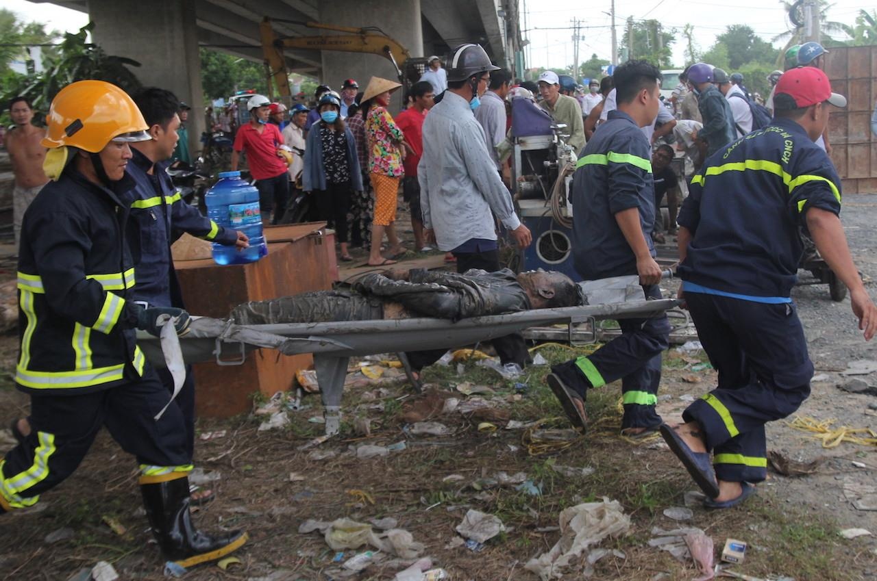 Hai ôtô rơi cầu Hàm Luông ảnh 2 Hai oto roi cau Ham Luong anh 2