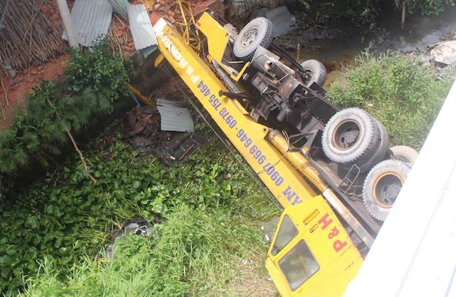 Hai ôtô rơi cầu Hàm Luông ảnh 1 Hai oto roi cau Ham Luong anh 1