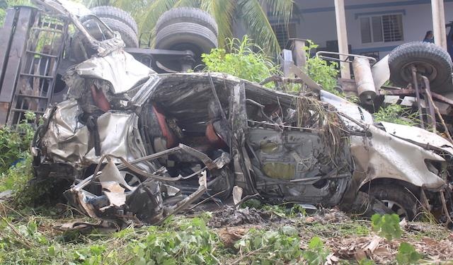 Hai ôtô rơi cầu Hàm Luông ảnh 3 Hai oto roi cau Ham Luong anh 3