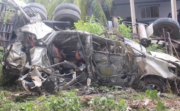 Xe cau tuot doc, tong oto Innova roi xuong cau Ham Luong hinh anh