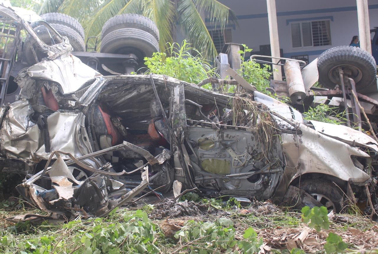 Them 2 nguoi tu vong trong vu oto roi cau Ham Luong hinh anh