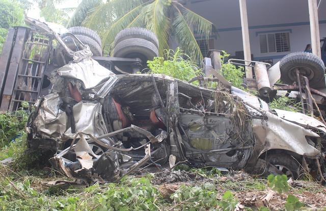 hai ôtô rơi cầu Hàm Luông ảnh 1 hai oto roi cau Ham Luong anh 1