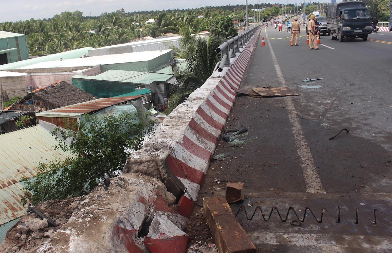 hai ôtô rơi cầu Hàm Luông ảnh 2 hai oto roi cau Ham Luong anh 2