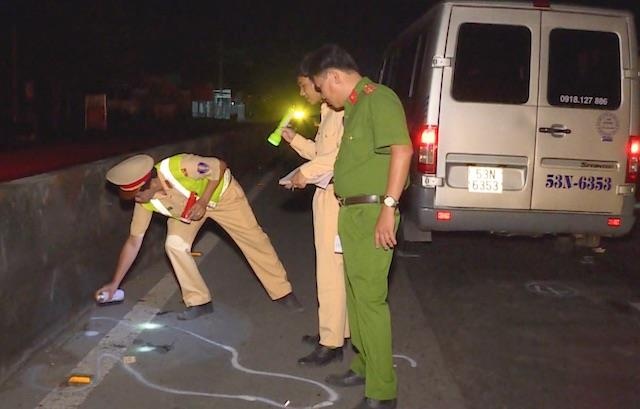 Oto 16 cho tong chet nguoi tren quoc lo 1 hinh anh