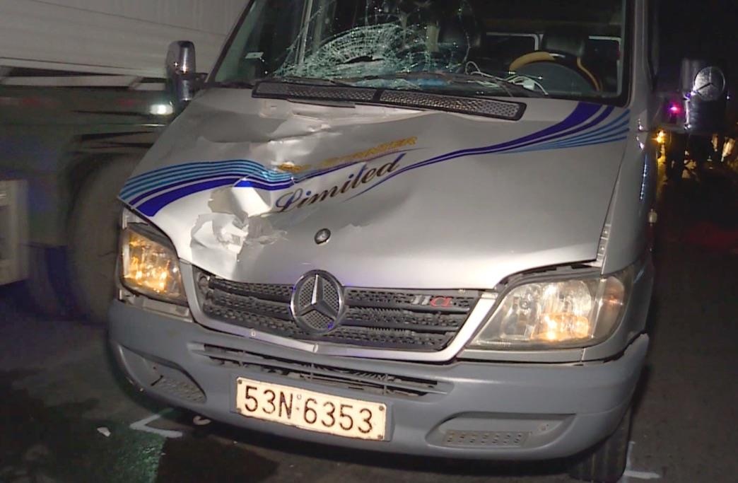 Hien truong oto 16 cho tong chet nam thanh nien tren quoc lo 1 hinh anh