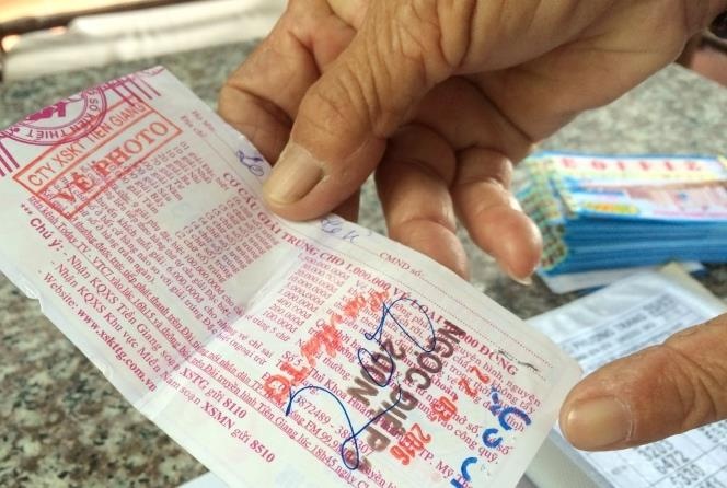 Ga dan ong dung ve trung so gia lua dao nguoi gia hinh anh