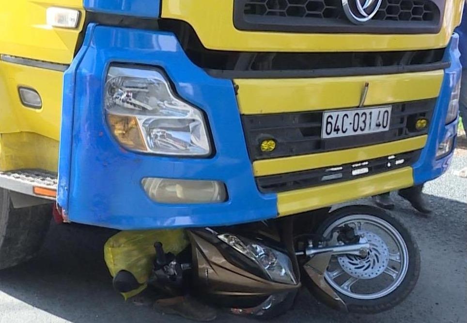 Bi oto tai cuon vao gam, tai xe xe may tu vong tai cho hinh anh