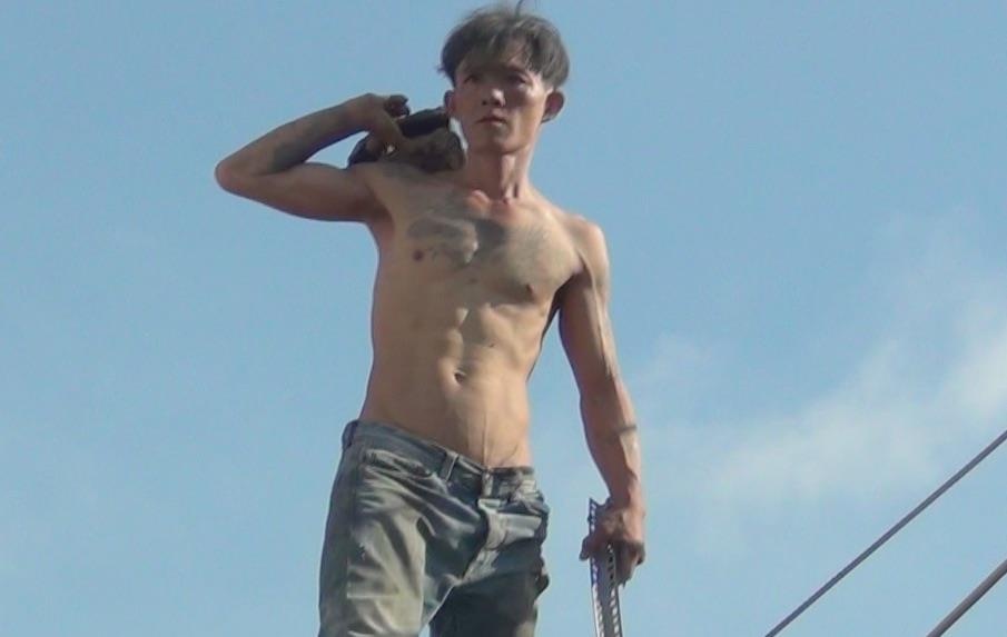 Ke ngao da cam dao la het tren mai nha, nem da canh sat hinh anh