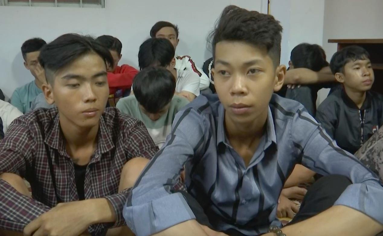 61 thanh nien bi canh sat vay bat khi co vu dua xe trai phep hinh anh