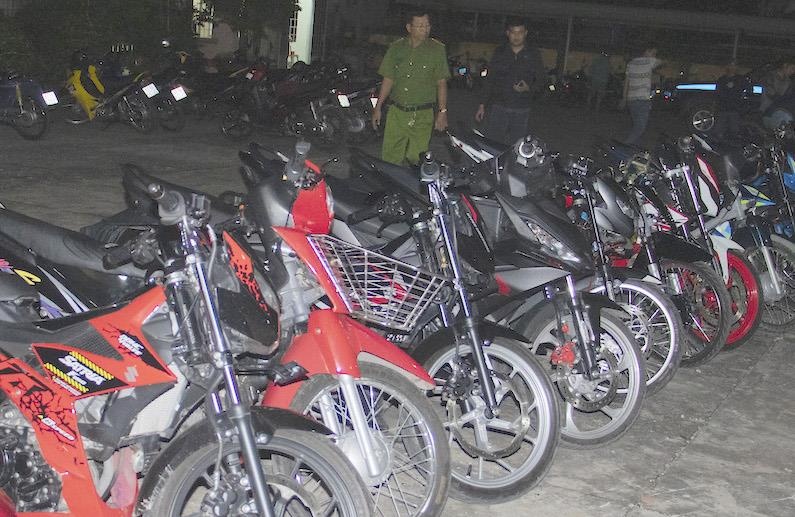 Canh sat vay 61 thanh nien co vu dua xe, nhieu nguoi tron vao bui cay hinh anh
