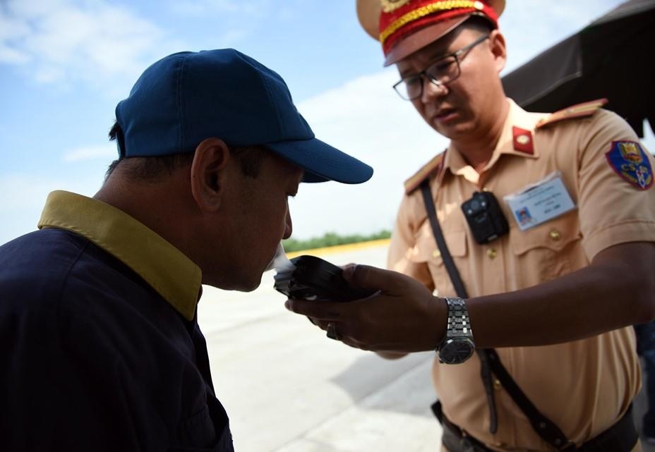 Can Tho phat hien tai xe xe khach duong tinh voi ma tuy hinh anh