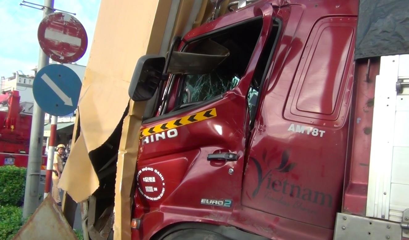 Hien truong vu oto tai tong gay cong chao TP My Tho hinh anh