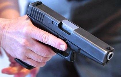 Nhom bit mat no sung, nem binh gas truy sat nguoi trong tiem cam do hinh anh