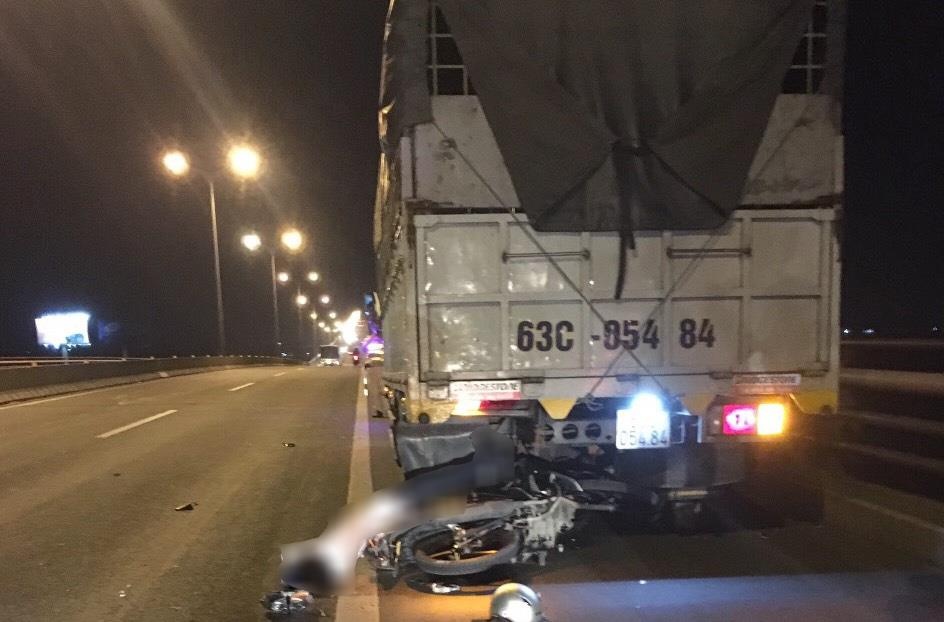 Nam thanh nien tu vong sau cu tong vao duoi xe tai tren cau Can Tho hinh anh