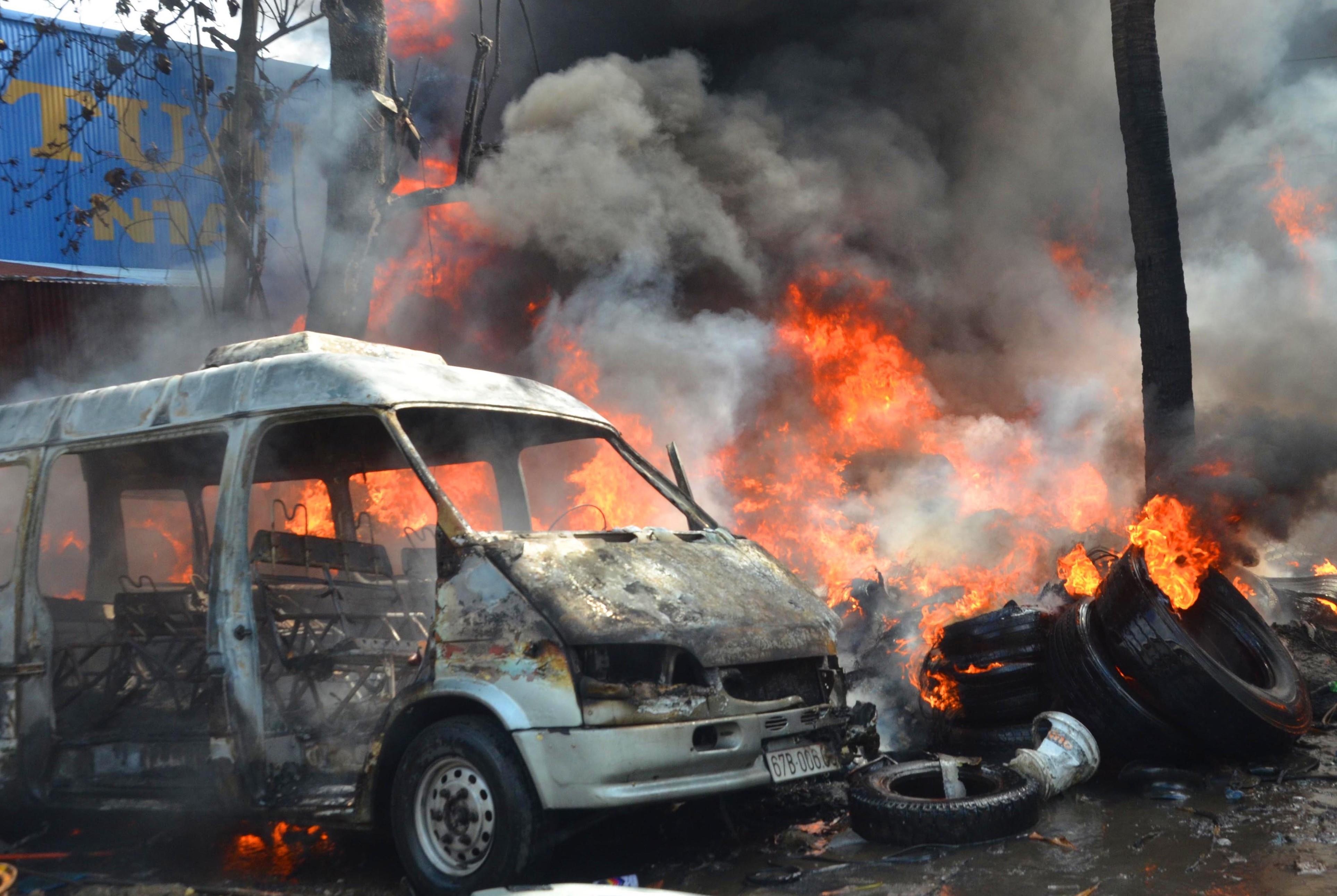 Chay tiem mua ban lop oto cu hinh anh