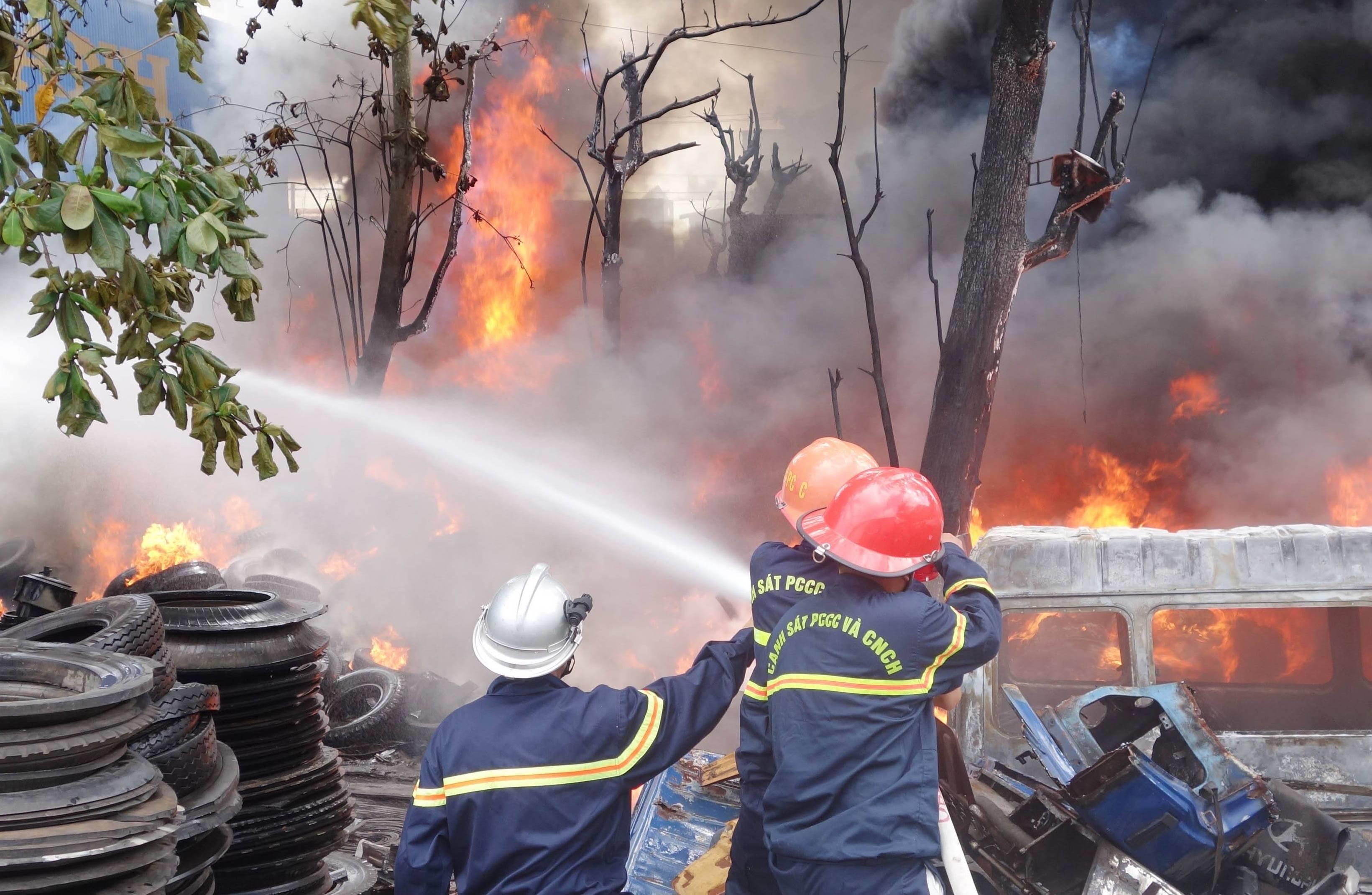 Cháy cơ sở mua bán vỏ ôtô cũ ảnh 2 Chay co so mua ban vo oto cu anh 2