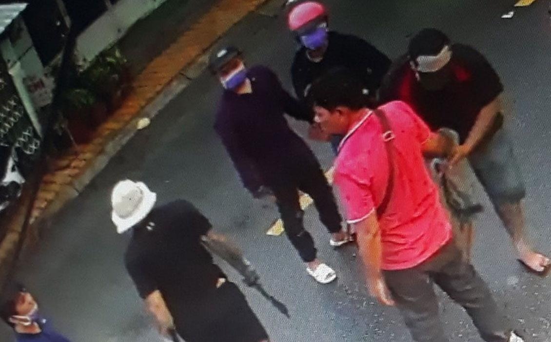 Khoi to cha con ke chu muu no sung vao tiem cam do hinh anh