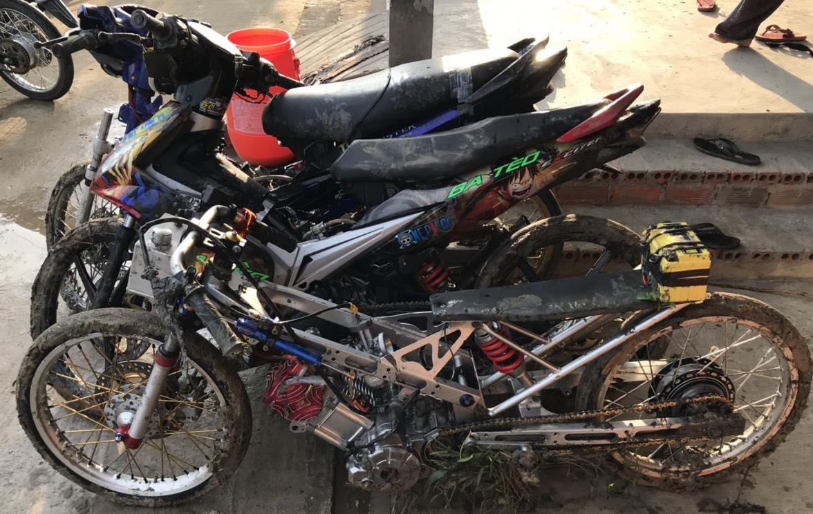 nhom dua xe lao xuong ruong anh 2