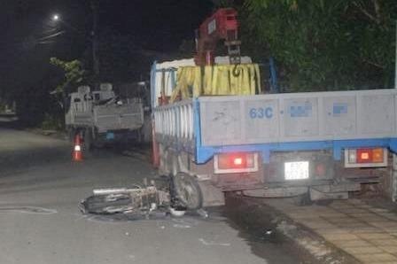 Tong oto tai do ben duong, nguoi dan ong di xe tu vong hinh anh