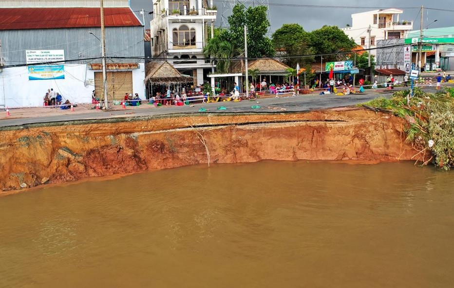 Ngung thi cong khac phuc sat lo quoc lo 91 hinh anh