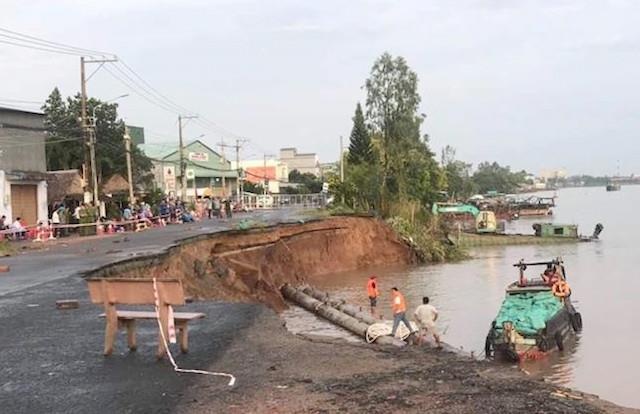 Tiếp tục sạt lở quốc lộ 91 ảnh 2 Tiep tuc sat lo quoc lo 91 anh 2